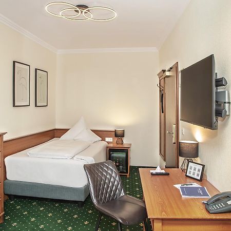 Hotel-Gasthof Hoettl เดกเกนดอร์ฟ ภายนอก รูปภาพ