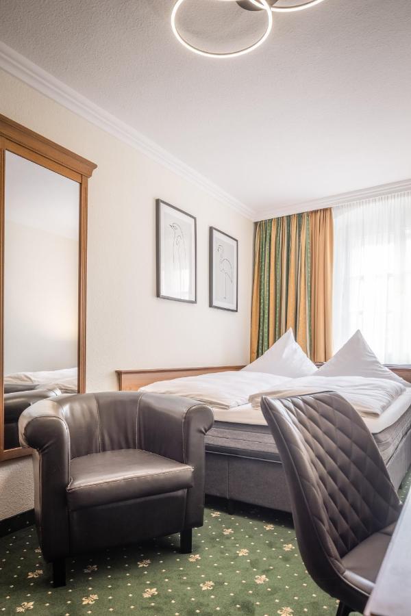 Hotel-Gasthof Hoettl เดกเกนดอร์ฟ ภายนอก รูปภาพ