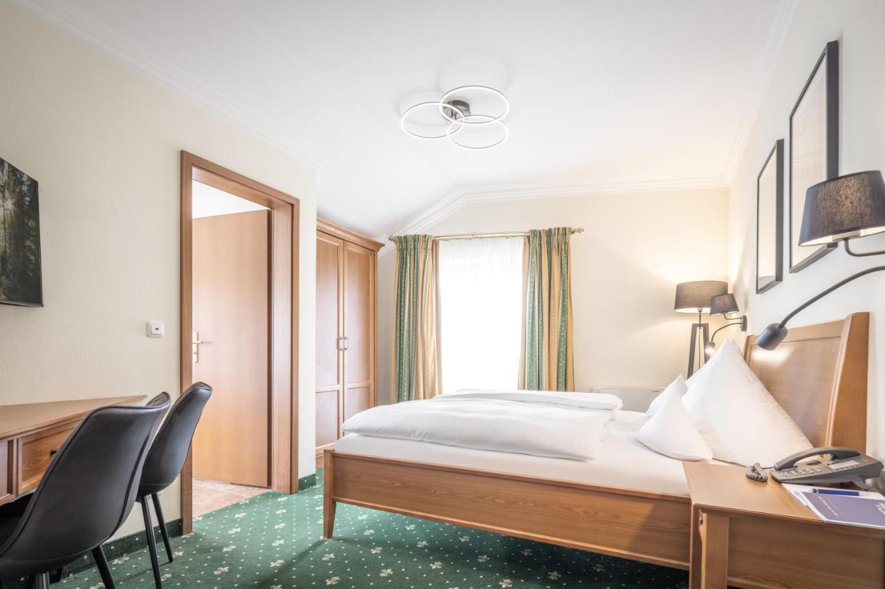 Hotel-Gasthof Hoettl เดกเกนดอร์ฟ ภายนอก รูปภาพ
