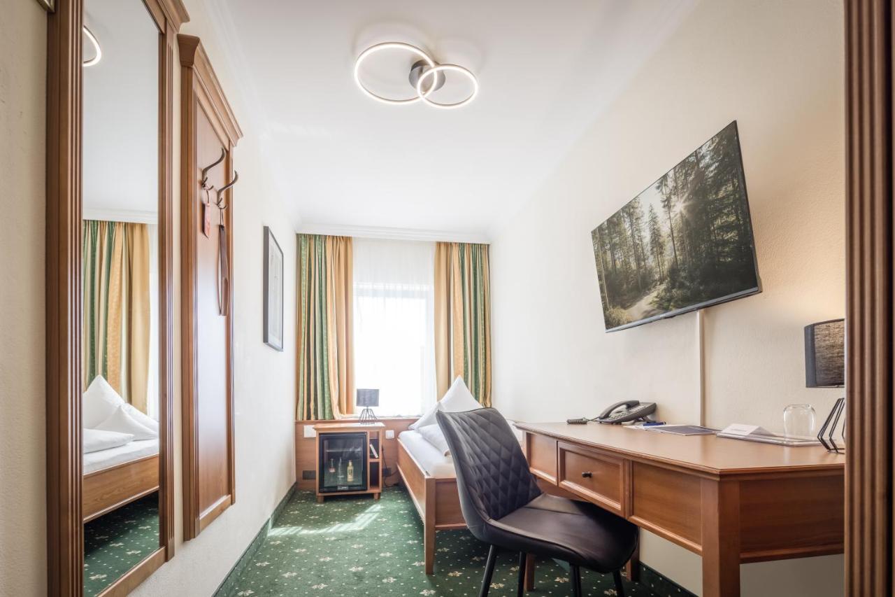 Hotel-Gasthof Hoettl เดกเกนดอร์ฟ ภายนอก รูปภาพ