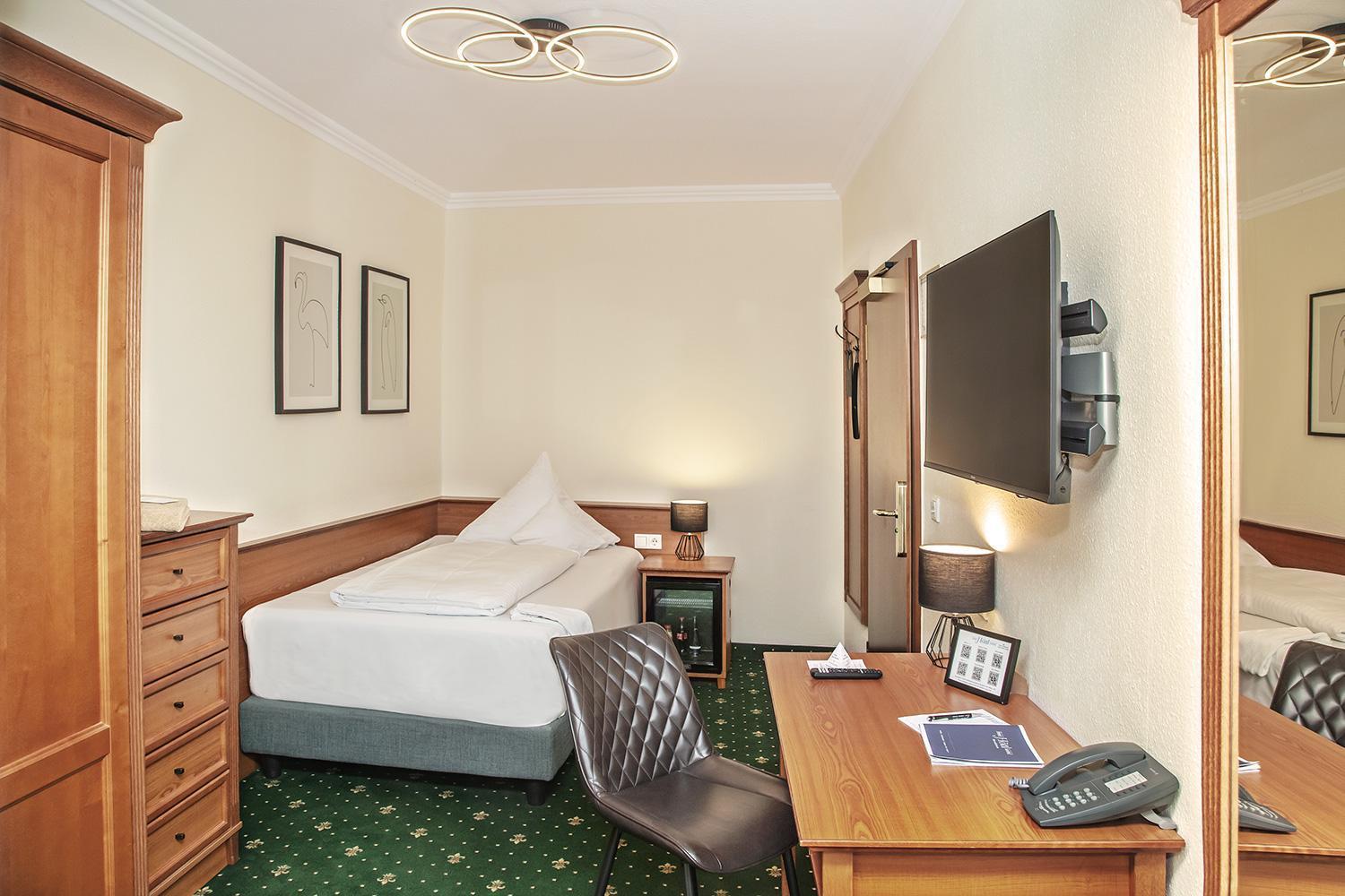 Hotel-Gasthof Hoettl เดกเกนดอร์ฟ ภายนอก รูปภาพ